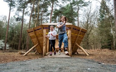 Children running out of spaceship